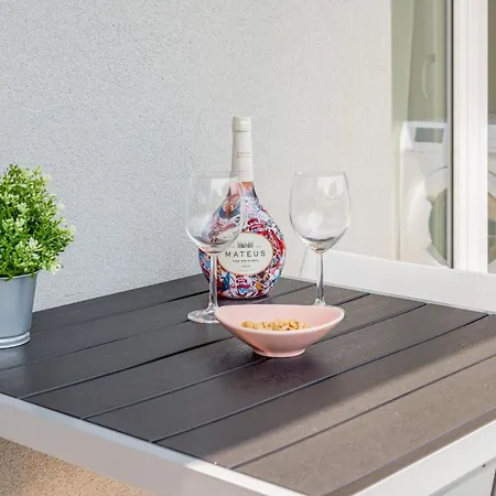 Guesthost - Station With Parking דירה