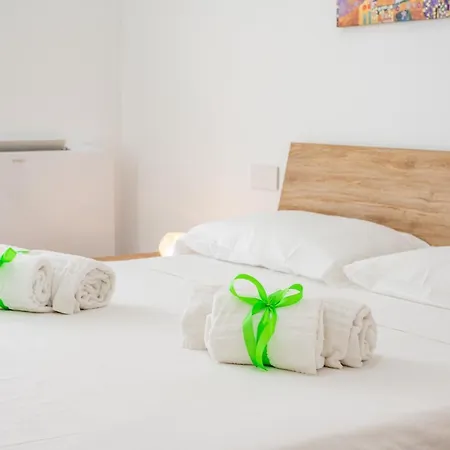 Guesthost - Station With Parking Appartement