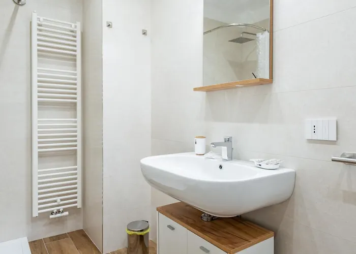 Guesthost - Station With Parking *