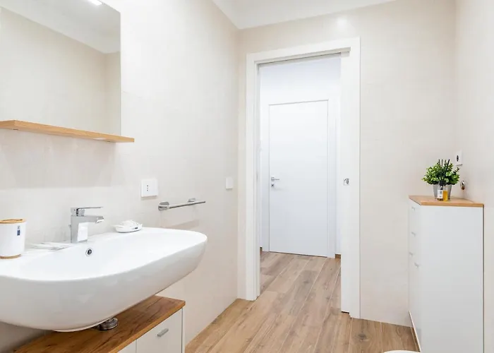 Guesthost - Station With Parking Bari