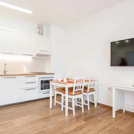 Guesthost - Station With Parking Apartmán