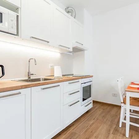 Appartement Guesthost - Station With Parking